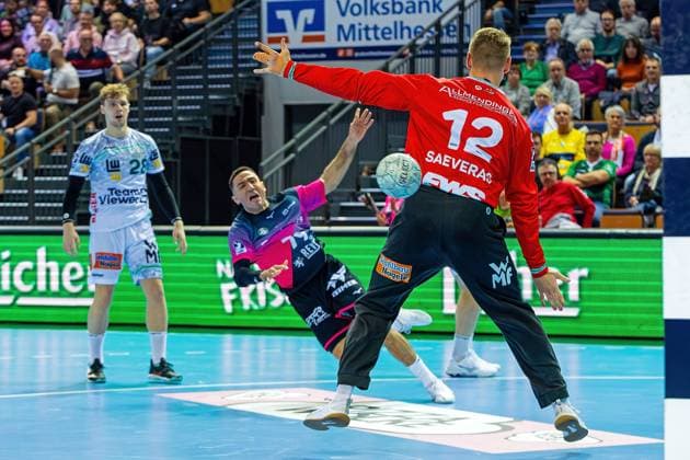 23.10.2025, xovx, Handball Daikin Handball Bundesliga, HSG Wetzlar - FRISCH AUF! Göppingen v.l. Franko Lastro (Frisch Auf! Göppingen), Ahmet Nafea (HSG Wetzlar), Kristian Saeveras (Frisch Auf! Göppingen) Wetzlar Buderus-Arena Hessen Deutschland (DE)