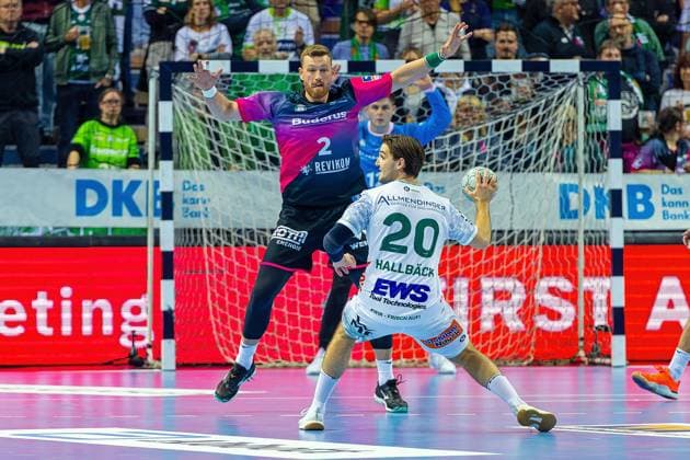 23.10.2025, xovx, Handball Daikin Handball Bundesliga, HSG Wetzlar - FRISCH AUF! Göppingen v.l. Nikola Grahovac (HSG Wetzlar), Anadin Suljakovic (HSG Wetzlar), Ludvig Hallbäck (Frisch Auf! Göppingen) Wetzlar Buderus-Arena Hessen Deutschland (DE)