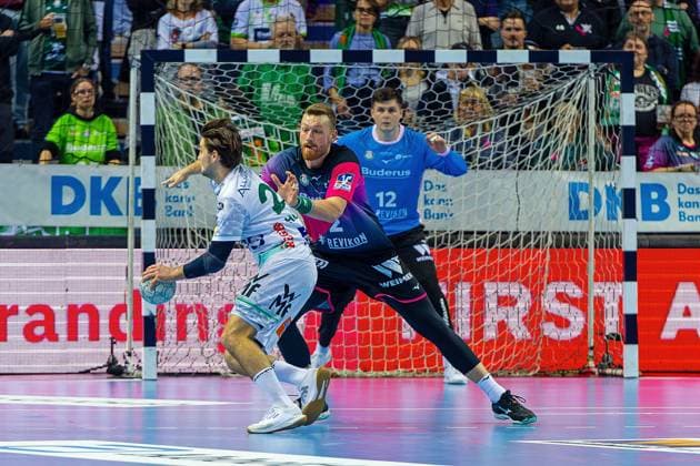 23.10.2025, xovx, Handball Daikin Handball Bundesliga, HSG Wetzlar - FRISCH AUF! Göppingen v.l. Ludvig Hallbäck (Frisch Auf! Göppingen), Nikola Grahovac (HSG Wetzlar), Anadin Suljakovic (HSG Wetzlar) Wetzlar Buderus-Arena Hessen Deutschland (DE)