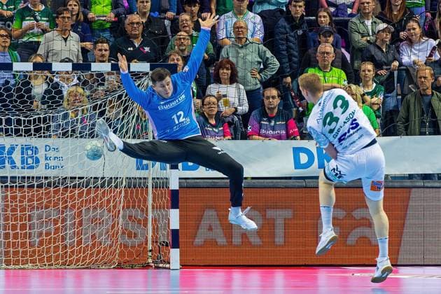 23.10.2025, xovx, Handball Daikin Handball Bundesliga, HSG Wetzlar - FRISCH AUF! Göppingen v.l. Anadin Suljakovic (HSG Wetzlar), Ymir Örn Gislason (Frisch Auf! Göppingen) Wetzlar Buderus-Arena Hessen Deutschland (DE)