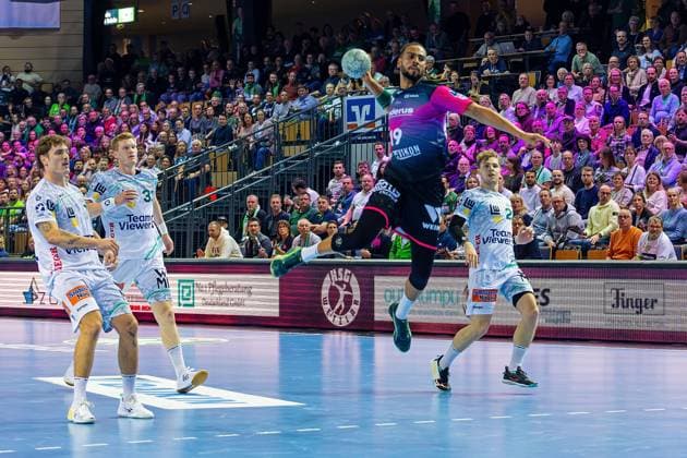23.10.2025, xovx, Handball Daikin Handball Bundesliga, HSG Wetzlar - FRISCH AUF! Göppingen v.l. Victor Klöve (Frisch Auf! Göppingen), Ymir Örn Gislason (Frisch Auf! Göppingen), Philipp Ahouansou (HSG Wetzlar), Franko Lastro (Frisch Auf! Göppingen) Wetzlar Buderus-Arena Hessen Deutschland (DE)