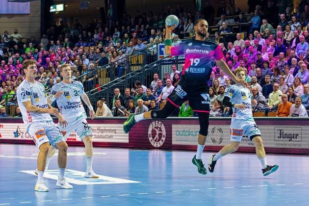 23.10.2025, xovx, Handball Daikin Handball Bundesliga, HSG Wetzlar - FRISCH AUF! Göppingen v.l. Victor Klöve (Frisch Auf! Göppingen), Ymir Örn Gislason (Frisch Auf! Göppingen), Philipp Ahouansou (HSG Wetzlar), Franko Lastro (Frisch Auf! Göppingen) Wetzlar Buderus-Arena Hessen Deutschland (DE)