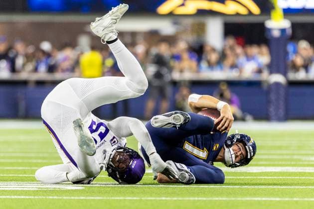 October 23, 2025, Los Angeles, California, USA: Los Angeles Chargers quarterback Justin Herbert 10 is brought down by Minnesota Vikings outside linebacker Jonathan Greenard 58 during an NFL, American Football Herren, USA football game at SoFi Stadium, Thursday Oct. 23, 2025, in Inglewood, Calif. Los Angeles USA - ZUMAc68_ 20251023_zaf_c68_030 Copyright: xRingoxChiux