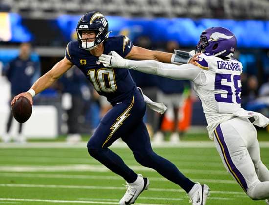 October 23, 2025 Los Angeles Chargers quarterback Justin Herbert (10) scrambles with the ball during an NFL, American Football Herren, USA game in Inglewood, California. Mandatory Photo Credit : CSM Inglewood United States of America - ZUMAc04_ 20251023_zma_c04_098 Copyright: xCharlesxBausx