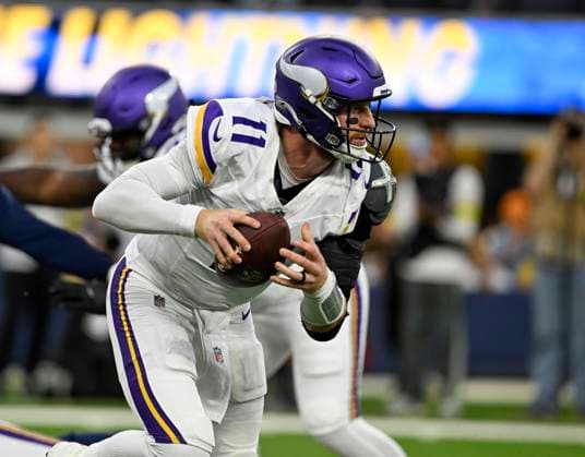 October 23, 2025 Minnesota Vikings quarterback Carson Wentz (11) scrambles with the ball during an NFL, American Football Herren, USA game in Inglewood, California. Mandatory Photo Credit : CSM Inglewood United States of America - ZUMAc04_ 20251023_zma_c04_103 Copyright: xCharlesxBausx