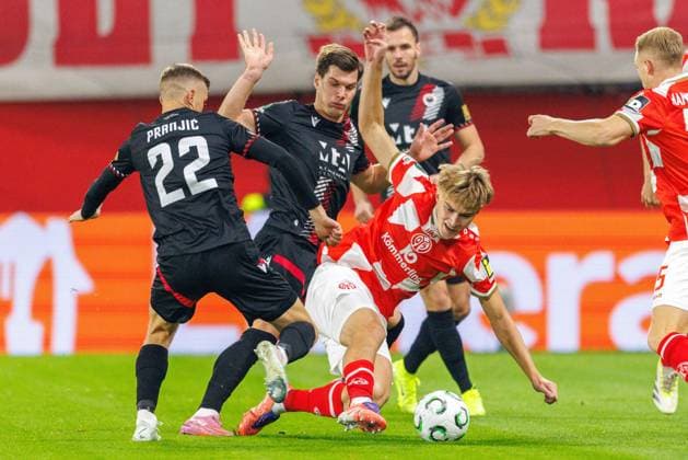 MAINZ, DEUTSCHLAND - OCTOBER 23: Kacper Potulski (1. FSV Mainz 05, 48) is challenged by Duje?Dujmovi? (HäK?Zrinjski?Mostar,?55) during the match between 1. FSV Mainz 05 vs. HäK Zrinjski Mostar at MEWA Arena on matchday 2 on October 23, 2025 in Mainz, Deutschland. Rheinland-Pfalz Deutschland Copyright: xBEAUTIFULxSPORTS Hahnex