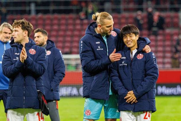 MAINZ, DEUTSCHLAND - OCTOBER 23: Robin Zentner (1. FSV Mainz 05, 27) and S?ta Kawasaki (1. FSV Mainz 05, 24) celebrate with his teammates and the fans after during the match between 1. FSV Mainz 05 vs. HäK Zrinjski Mostar at MEWA Arena on matchday 2 on October 23, 2025 in Mainz, Deutschland. Rheinland-Pfalz Deutschland Copyright: xBEAUTIFULxSPORTS Hahnex