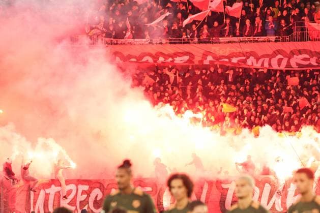 FC Utrecht fans with pyrotechnics before kickoff, foreground: players after entering the pitch UEFA Europa League: SC Freiburg vs FC Utrecht, Europa-Park-Stadion, 24.09.2025 Baden-Württemberg Deutschland Copyright: xBEAUTIFULxSPORTS Boscox