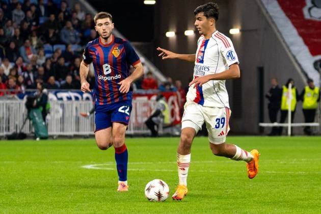 Lyon, France, October 23th 2025 Mathys De Carvalho (39 Lyon) and LÃ o Leroy (22 Basel) during the Europa League football match between Olympique Lyon and FC Basel 1893 at OL Stadium in Lyon, France. Pascal von Büren (Pascal von Büren SPP) Copyright: xPascalxvonxBürenx xSPPx spp-en-PaVoBSp-PAVO_Lyon-62
