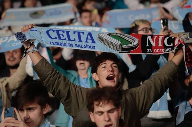 October 23, 2025, Vigo, Galicia, Spain: VIGO, SPAIN. OCTOBER 23: An RC CELTA fan during the start of the Europa League match between RC CELTA and OGC Nice at the Abanca-Balaidos Stadium in Vigo on October 23, 2025. Vigo Spain - ZUMAi112 20251023_zip_i112_002 Copyright: xAdrianxIragox Vigo Spain - ZUMA0838 20251023_zip_i112_002 Copyright: xIMAGO AdrianxIragox