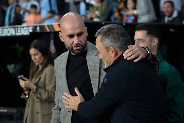 October 23, 2025, Vigo, Galicia, Spain: VIGO, SPAIN. OCTOBER 23: OGC Nice head coach Franck Haise and RC Celta head coach Claudio GiroÂldez greet each other during the Europa League match between RC Celta and OGC Nice at the Abanca-Balaidos Stadium in Vigo on October 23, 2025. Vigo Spain - ZUMAi112 20251023_zip_i112_003 Copyright: xAdrianxIragox Vigo Spain - ZUMA0838 20251023_zip_i112_003 Copyright: xIMAGO AdrianxIragox