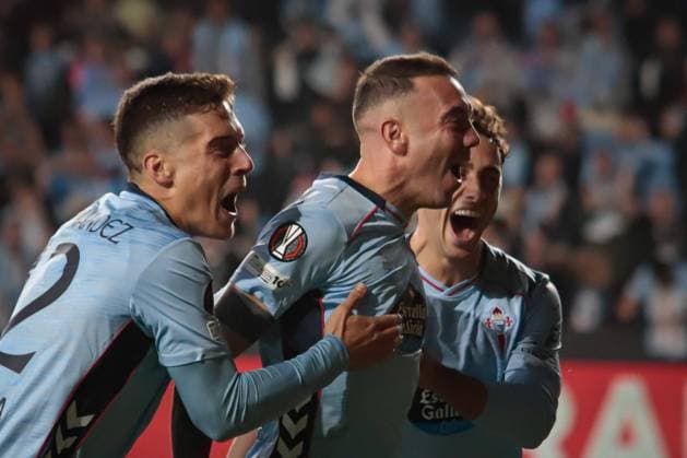October 23, 2025, Vigo, Galicia, Spain: VIGO, SPAIN - OCTOBER, 23: Iago Aspas of Celta Vigo celebrates scoring his team s first goal with teammates during the Europe League match between RC Celta de Vigo and OGC Nice at Abanca-Balaidos Stadium on October 23, 2025 in Vigo, Spain Vigo Spain - ZUMAi112 20251023_zip_i112_008 Copyright: xAdrianxIragox Vigo Spain - ZUMA0838 20251023_zip_i112_008 Copyright: xIMAGO AdrianxIragox