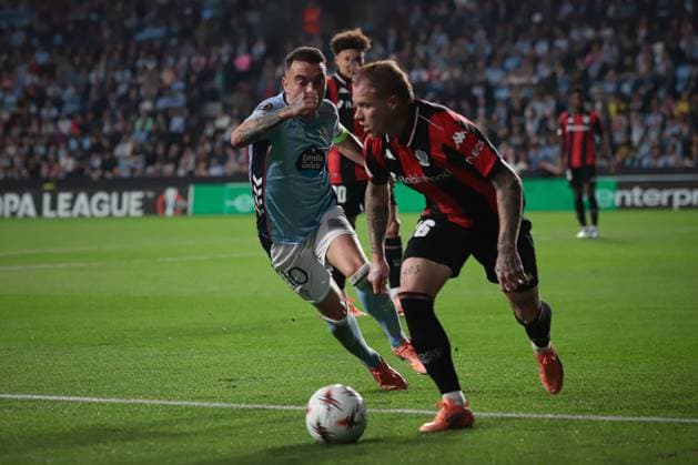 October 23, 2025, Vigo, Galicia, Spain: VIGO, SPAIN - OCTOBER 23:Iago Aspas looks to control the ball during the Europe League match between RC Celta de Vigo and OGC Nice at Abanca-Balaidos Stadium on October 23, 2025 in Vigo, Spain. Vigo Spain - ZUMAi112 20251023_zip_i112_010 Copyright: xAdrianxIragox Vigo Spain - ZUMA0838 20251023_zip_i112_010 Copyright: xIMAGO AdrianxIragox
