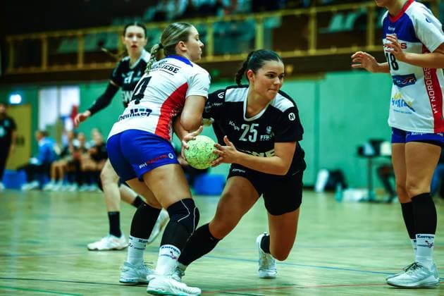 Handball I Frauen I Saison 2025 2026 I Regionalliga Nord I 5. Spieltag I SV Henstedt-Ulzburg II - HT Norderstedt I 23.10.2025 Marie König (4, HT Norderstedt) Marla Adler (25, SV Henstedt-Ulzburg II) Copyright: xLobeca RalfxHomburgx