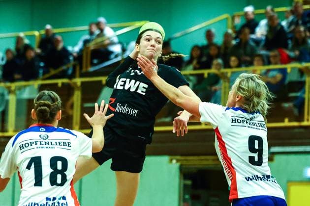 Handball I Frauen I Saison 2025 2026 I Regionalliga Nord I 5. Spieltag I SV Henstedt-Ulzburg II - HT Norderstedt I 23.10.2025 Karina Huber (18, HT Norderstedt) Saskia Sankowski (21, SV Henstedt-Ulzburg II) Svenja Eckert (9, HT Norderstedt) Copyright: xLobeca RalfxHomburgx