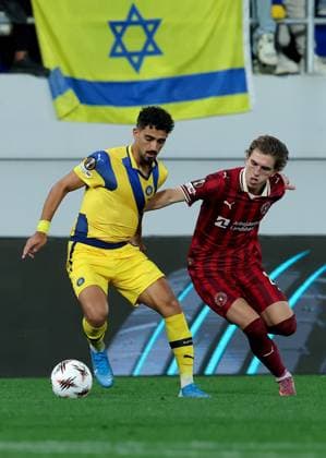 Maccabi Tel-Aviv v Midtjylland, UEFA Europa League 2025 2026 Backa Topola, Serbia. 23rd October 2025. Midtjylland s Valdemar Andreasen (R) vies with Maccabi Tel-Aviv s Roy Revivo (L) during the UEFA Europa League football match between Maccabi Tel-Aviv and Midtjylland in Backa Topola, Serbia on Oct. 23, 2025. Backa Topola Serbia Copyright: xPedjaxMilosavljevic STARSPORTx x