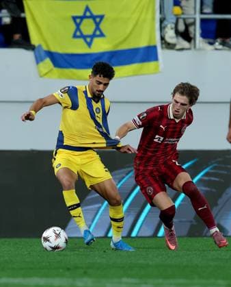 Maccabi Tel-Aviv v Midtjylland, UEFA Europa League 2025 2026 Backa Topola, Serbia. 23rd October 2025. Midtjylland s Valdemar Andreasen (R) vies with Maccabi Tel-Aviv s Roy Revivo (L) during the UEFA Europa League football match between Maccabi Tel-Aviv and Midtjylland in Backa Topola, Serbia on Oct. 23, 2025. Backa Topola Serbia Copyright: xPedjaxMilosavljevic STARSPORTx x