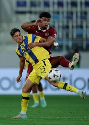 Maccabi Tel-Aviv v Midtjylland, UEFA Europa League 2025 2026 Backa Topola, Serbia. 23rd October 2025. Midtjylland s Pedro Bravo vies with Maccabi Tel-Aviv s Ben Laderman (L) during the UEFA Europa League football match between Maccabi Tel-Aviv and Midtjylland in Backa Topola, Serbia on Oct. 23, 2025. Backa Topola Serbia Copyright: xPedjaxMilosavljevic STARSPORTx x