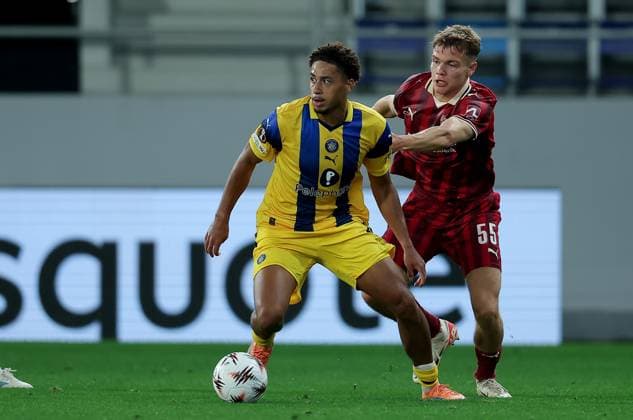Maccabi Tel-Aviv v Midtjylland, UEFA Europa League 2025 2026 Backa Topola, Serbia. 23rd October 2025. Midtjylland s Victor Bak Jensen (R) vies with Maccabi Tel-Aviv s Tyrese Asante (L) during the UEFA Europa League football match between Maccabi Tel-Aviv and Midtjylland in Backa Topola, Serbia on Oct. 23, 2025. Backa Topola Serbia Copyright: xPedjaxMilosavljevic STARSPORTx x