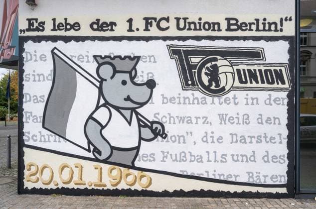 Fußball, Herren, Saison 2025 2026, 1. Bundesliga, neue Wandmalerei an einer Hotelfassade nahe der Köpenicker Altstadt anlässlich des 60. Vereinsgeburtstages des 1. FC Union am 20. Januar 1966, Es lebe der 1. FC Union !, 24.10.2025, Copyright: xMatthiasxKochx