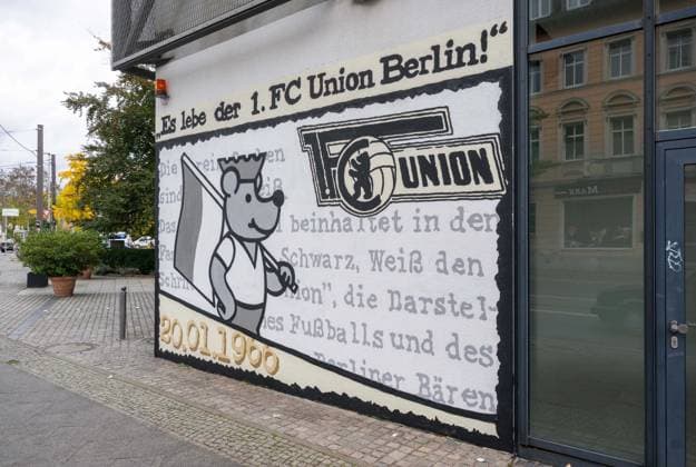 Fußball, Herren, Saison 2025 2026, 1. Bundesliga, neue Wandmalerei an einer Hotelfassade nahe der Köpenicker Altstadt anlässlich des 60. Vereinsgeburtstages des 1. FC Union am 20. Januar 1966, Es lebe der 1. FC Union !, 24.10.2025, Copyright: xMatthiasxKochx