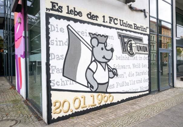 Fußball, Herren, Saison 2025 2026, 1. Bundesliga, neue Wandmalerei an einer Hotelfassade nahe der Köpenicker Altstadt anlässlich des 60. Vereinsgeburtstages des 1. FC Union am 20. Januar 1966, Es lebe der 1. FC Union !, 24.10.2025, Copyright: xMatthiasxKochx