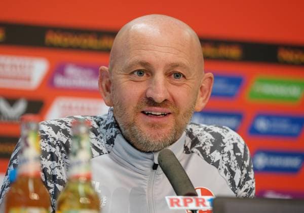 Fussball - 2. Bundesliga - Saison 2025 26 1. FC Kaiserslautern 24.10:2025 Fritz-Walter-Stadion Buchvorstellung mit Hans-Peter BRIEGEL und Autor Wolfgang STEPHAN Trainer Torsten LIEBERKNECHT (1. FC Kaiserslautern) 1. FC Kaiserslautern