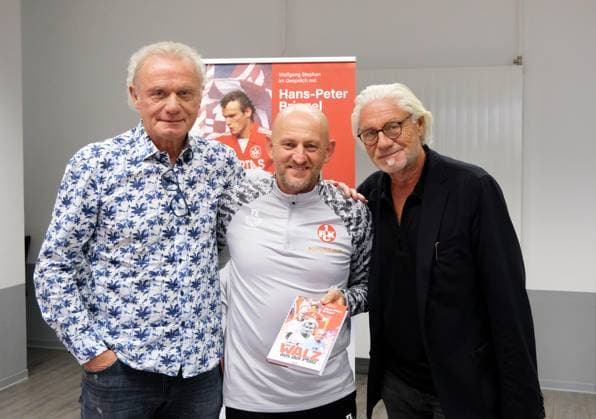 Fussball - 2. Bundesliga - Saison 2025 26 1. FC Kaiserslautern 24.10:2025 Fritz-Walter-Stadion Buchvorstellung mit Hans-Peter BRIEGEL und Autor Wolfgang STEPHAN, mit Trainer Torsten LIEBERKNECHT (1. FC Kaiserslautern) 1. FC Kaiserslautern