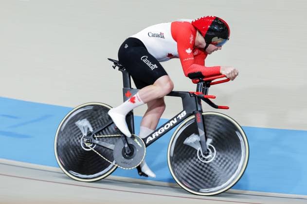 2025 Tissot UCI Track World Championships Picture by Alex Whitehead SWpix.com - 24 10 2025 - Cycling - 2025 Tissot UCI Track World Championships - Velodromo PenalolÃ n, Santiago, Chile - Men™s 1km Time Trial - Qualifying - James Hedgcock (Canada) Copyright: x xSWpix.comx(t axPhotographyxHubxLtd)xAlexxWhitehead SWpix.comx SWP-3030-11026