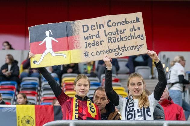24.10.2025, Fussball: Laenderspiel, WomenÂ s Nations League, Halbfinale, Runde 1 von 2, Saison 2025 2026, Deutschland - Frankreich in der Merkur Spiel-Arena in Duesseldorf. Fans mit Genseungswuenschen fuer Lena Oberdorf. Wichtiger Hinweis: Gemaess den Vorgaben der FIFA bzw. der UEFA ist es untersagt, in dem Stadion und oder vom Spiel angefertigte Fotoaufnahmen in Form von Sequenzbildern und oder videoaehnlichen Fotostrecken zu verwerten bzw. verwerten zu lassen. Foto: Kirchner-Media Thomas Haesler Copyright: xKirchner-Media ThomasxHaeslerx