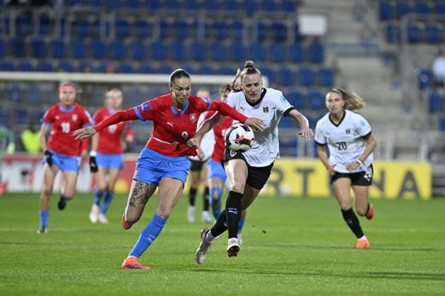 Uvodni utkani baraze o postup do skupiny A Ligy narodu: Cesko - Rakousko, 24. rijna 2025, Uherske Hradiste. Zleva Andrea Staskova z Ceska a Virginia Kirchbergerova z Rakouska. (CTKxPhoto DaliborxGluck) CTKPhotoP2025102406617  CTKPhotoP2025102406617