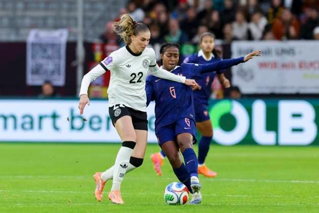Jule Brand (Germany) und Oriane Jean-Francois (France) kaempfen um den Ball, UEFA Women s Nations League 2024 25 Semi-finals 1st leg, Germany and France, Duesseldorf Arena am 24. October 2025 in Duesseldorf, Deutschland. (Foto von Marco Steinbrenner DeFodi Images) Jule Brand (Germany) und Oriane Jean-Francois (France) battle for the ball, UEFA Women s Nations League 2024 25 Semi-finals 1st leg, Germany and France, Duesseldorf Arena, October 24, 2025 in Duesseldorf, Germany. (Photo by Marco Steinbrenner DeFodi Images) Jule Brand Germany and Oriane Jean Francois France battle for the ball, UEFA Women s Nations League 2024 25 Semi finals 1st leg, Germany and France, Duesseldorf Arena, October 24, 2025 in Duesseldorf, Germany Photo by Marco Steinbrenner DeFodi Images Jule Brand Germany and Oriane Jean Francois France battle for the ball, UEFA Women s Nations League 2024 25 Semi finals 1st leg, Germany and France, Duesseldorf Arena, October 24, 2025 in Duesseldorf, Germany Photo by Marco Steinbrenner DeFodi Images