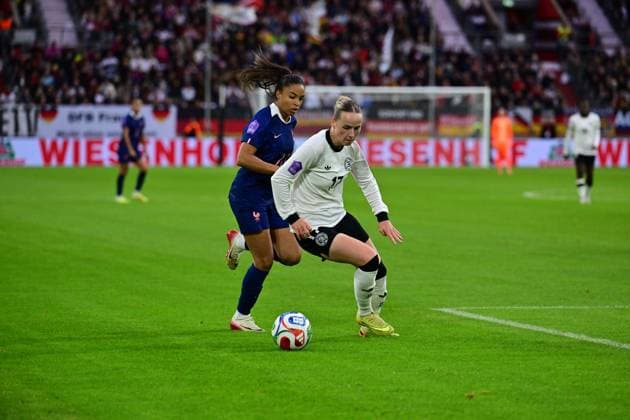 24.10.2025; Duesseldorf; Fussball, Frauen, Saison 2025 2026, UEFA Nations-League, Halbfinale, Deutschland vs. Frankreich Zweikampf zwischen v. li. Delphine Cascarino (Frankreich), Franziska Kett (Deutschland) DFL regulations prohibit any use of photographs as image sequences and or quasi-video. Merkur-Spiel-Arena NRW Deutschland