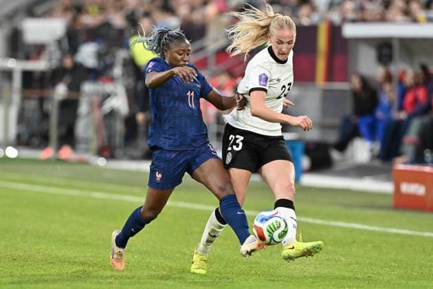 v. li. im Zweikampf Kadidiatou Diani (Frankreich 11) Camilla Küver Kuever (Deutschland 23) 24.10.2025 Fussball UEFA Frauen Nations League, Deutschland vs Frankreich, Merkur Spiel-Arena, Duesseldorf,