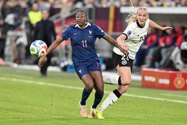 v. li. im Zweikampf Kadidiatou Diani (Frankreich 11) Camilla Küver Kuever (Deutschland 23) 24.10.2025 Fussball UEFA Frauen Nations League, Deutschland vs Frankreich, Merkur Spiel-Arena, Duesseldorf,