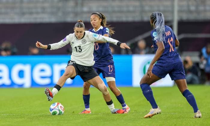 DEU, Düsseldorf, Deutschland vs Frankreich, UEFA Women s Nations League, UEFA, Saison 2526, Merkur Spiel-Arena, Halbfinale, Hinspiel im Bild v.l.n.r: Carlotta Wamser (Deutschland, Bayer Leverkusen), Selma Bacha (Frankreich), Zweikampf DFB DFL REGULATIONS PROHIBIT ANY USE OF PHOTOGRAPHS AS IMAGE SEQUENCES AND OR QUASI-VIDEO, 24.10.2025 Copyright: HMBxMedia HendrikxHamelau