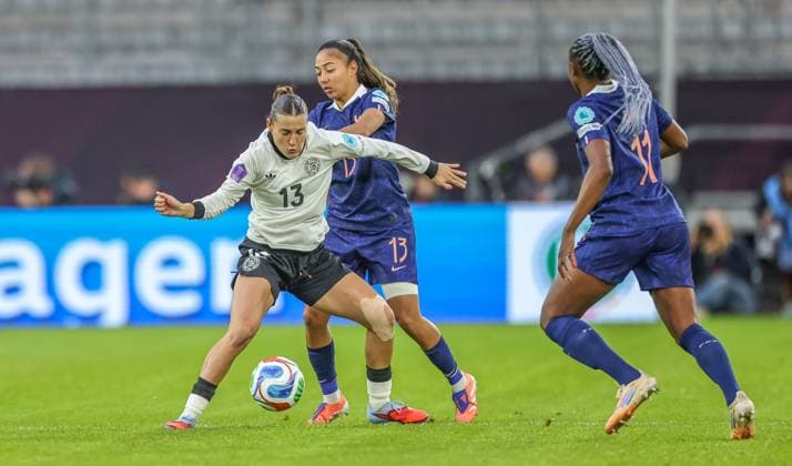 DEU, Düsseldorf, Deutschland vs Frankreich, UEFA Women s Nations League, UEFA, Saison 2526, Merkur Spiel-Arena, Halbfinale, Hinspiel im Bild v.l.n.r: Carlotta Wamser (Deutschland, Bayer Leverkusen), Selma Bacha (Frankreich), Zweikampf DFB DFL REGULATIONS PROHIBIT ANY USE OF PHOTOGRAPHS AS IMAGE SEQUENCES AND OR QUASI-VIDEO, 24.10.2025 Copyright: HMBxMedia HendrikxHamelau