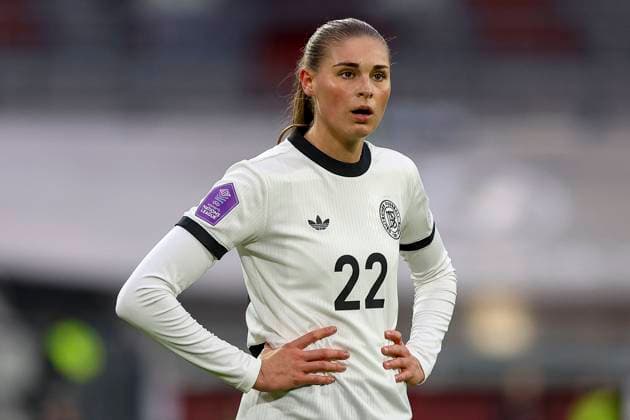 Düsseldorf, Deutschland, 24.10.25: Jule Brand ( Deutschland ) schaut waehrend des Halbfinals der UEFA Women s Nations League zwischen Deutschland vs Frankreich in der Merkur-Spiel-Arena Düsseldorf Merkur-Spiel-Arena North Rhine-Westphalia Germany Copyright: xBrauer-Fotoagenturx xAdrianxSchlx