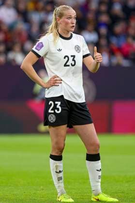 Düsseldorf, Deutschland, 24.10.25: Camilla Küver ( Deutschland ) gestikuliert, Gestik waehrend des Halbfinals der UEFA Women s Nations League zwischen Deutschland vs Frankreich in der Merkur-Spiel-Arena Düsseldorf Merkur-Spiel-Arena North Rhine-Westphalia Germany Copyright: xBrauer-Fotoagenturx xAdrianxSchlx