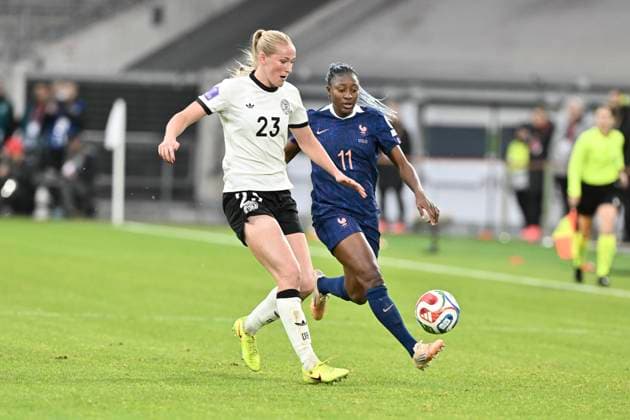 v. li. im Zweikampf Camilla Küver Kuever (Deutschland 23) Kadidiatou Diani (Frankreich 11) 24.10.2025 Fussball UEFA Frauen Nations League, Deutschland vs Frankreich, Merkur Spiel-Arena, Duesseldorf,