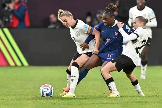 v. li. im Kampf um den Ball Giulia Gwinn (Deutschland 7) Sandy Baltimore (Frankreich 17) Elisa Senß (Deutschland 20) 24.10.2025 Fussball UEFA Frauen Nations League, Deutschland vs Frankreich, Merkur Spiel-Arena, Duesseldorf,