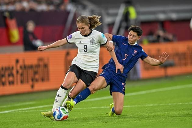24.10.2025, Fussball: Laenderspiel, WomenÂ s Nations League, Halbfinale, Runde 1 von 2, Saison 2025 2026, Deutschland - Frankreich in der Merkur Spiel-Arena in Duesseldorf. Zweikampf zwischen Sjoeke Nuesken (Deutschland, 09) und Elisa De Almeida (Frankreich, 05). Wichtiger Hinweis: Gemaess den Vorgaben der FIFA bzw. der UEFA ist es untersagt, in dem Stadion und oder vom Spiel angefertigte Fotoaufnahmen in Form von Sequenzbildern und oder videoaehnlichen Fotostrecken zu verwerten bzw. verwerten zu lassen. Foto: Kirchner-Media Thomas Haesler Copyright: xKirchner-Media ThomasxHaeslerx