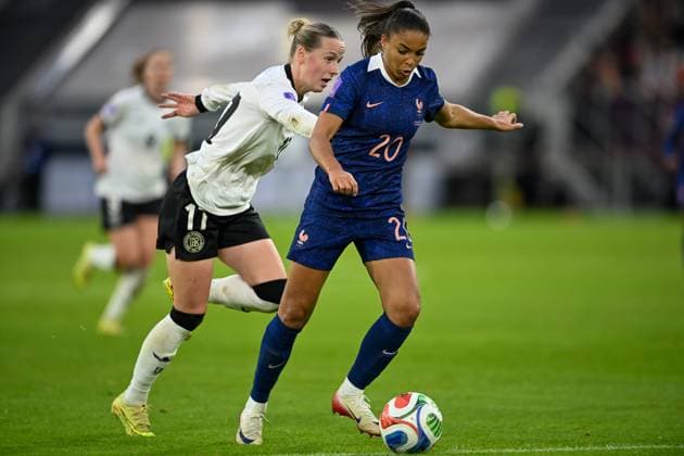 24.10.2025, Fussball: Laenderspiel, WomenÂ s Nations League, Halbfinale, Runde 1 von 2, Saison 2025 2026, Deutschland - Frankreich in der Merkur Spiel-Arena in Duesseldorf. Zweikampf zwischen Lea Schueller (Deutschland, 11) und Delphine Cascarino (Frankreich, 20). Wichtiger Hinweis: Gemaess den Vorgaben der FIFA bzw. der UEFA ist es untersagt, in dem Stadion und oder vom Spiel angefertigte Fotoaufnahmen in Form von Sequenzbildern und oder videoaehnlichen Fotostrecken zu verwerten bzw. verwerten zu lassen. Foto: Kirchner-Media Thomas Haesler Copyright: xKirchner-Media ThomasxHaeslerx