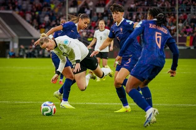 Fussball UEFA Womens Nations League 2024 25, Halbfinale - Deutschland vs Frankreich - Merkur Spiel-Arena (Düsseldorf): Franziska Kett (Deutschland, 17) mit MaÃ«lle Lakrar Maelle Lakrar (Frankreich, 2) Elisa De Almeida (Frankreich, 5) Oriane Jean-Francois Oriane Jean-Francois (Frankreich, 6) Copyright: xJOERANxSTEINSIEKx