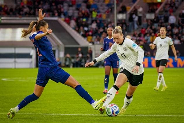 Fussball UEFA Womens Nations League 2024 25, Halbfinale - Deutschland vs Frankreich - Merkur Spiel-Arena (Düsseldorf): Franziska Kett (Deutschland, 17) MaÃ«lle Lakrar Maelle Lakrar (Frankreich, 2) Copyright: xJOERANxSTEINSIEKx