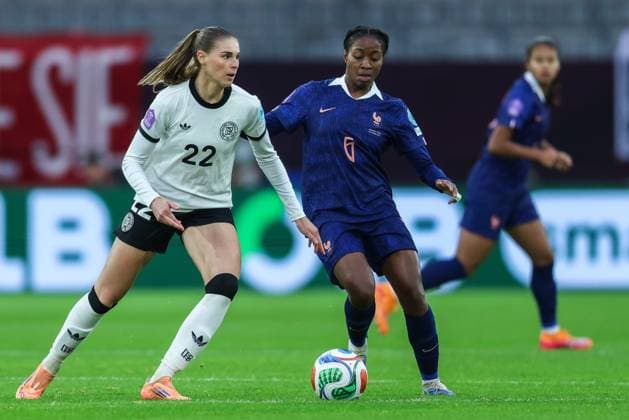 Fußball Frauen UEFA Womens Nations League Halbfinale Deutschland - Frankreich am 24.10.2025 in der Merkurs Spiel-Arena in Düsseldorf Jule Brand ( Deutschland ), links - Oriane Jean-Francois ( Frankreich ), rechts DFB regulations prohibit any use of photographs as image sequences and or quasi-video.