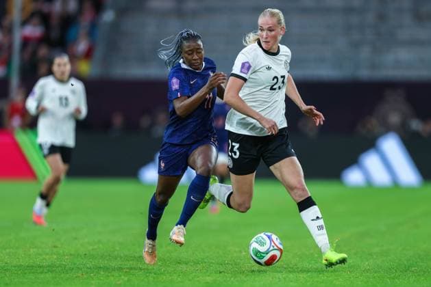 Fußball Frauen UEFA Womens Nations League Halbfinale Deutschland - Frankreich am 24.10.2025 in der Merkurs Spiel-Arena in Düsseldorf Kadidiatou Diani ( Frankreich ), links - Camilla Küver ( Deutschland ), rechts DFB regulations prohibit any use of photographs as image sequences and or quasi-video.