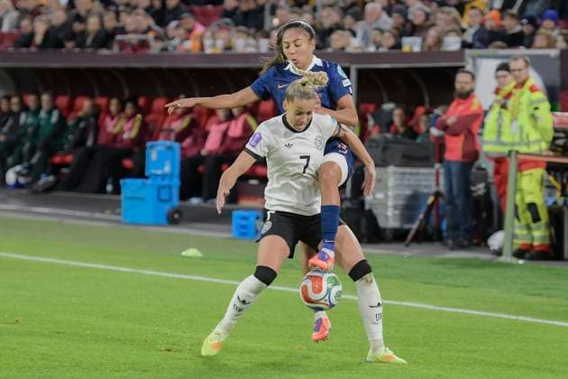 v. li. im Zweikampf Selma Bacha (Frankreich 13) Giulia Gwinn (Deutschland 7) 24.10.2025 Fussball UEFA Frauen Nations League, Deutschland vs Frankreich, Merkur Spiel-Arena, Duesseldorf,