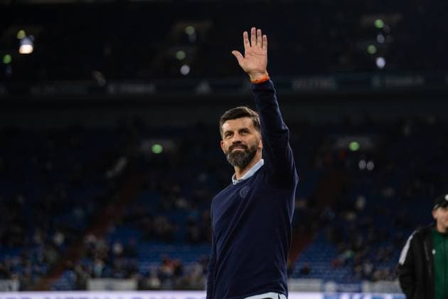 GER, 2. FBL, FC Schalke 04 vs SV Darmstadt 98 24.10.2025, Veltins-Arena, Gelsenkirchen, GER, 2. FBL, FC Schalke 04 vs SV Darmstadt 98 im Bild: Miron MusliÄ‡ Muslic (Chef-Trainer, FC Schalke 04) winkt, lacht, grinst