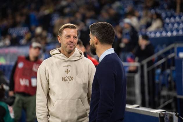 GER, 2. FBL, FC Schalke 04 vs SV Darmstadt 98 24.10.2025, Veltins-Arena, Gelsenkirchen, GER, 2. FBL, FC Schalke 04 vs SV Darmstadt 98 im Bild: Florian Kohfeldt (Chef-Trainer, SV Darmstadt 98) und Miron MusliÄ‡ Muslic (Chef-Trainer, FC Schalke 04)